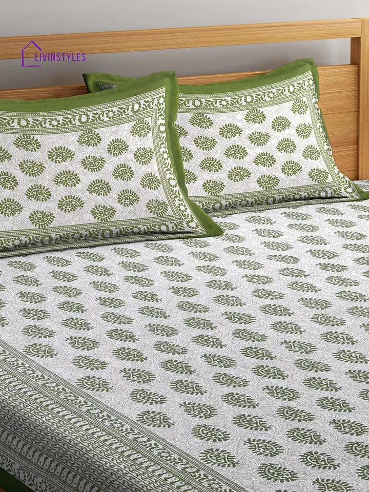 Screen Block Paisley White And Green Double Bedsheet With 2 Pillow Covers